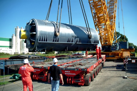September 2006: Anlieferung des Generators für Block 20