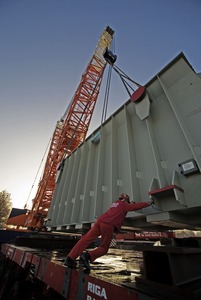 Dezember 2006: Der 242 Tonnen schwere Transformator wird abgeladen