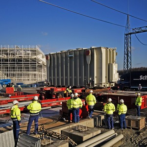 Dezember 2006: Anlieferung eines Transformators