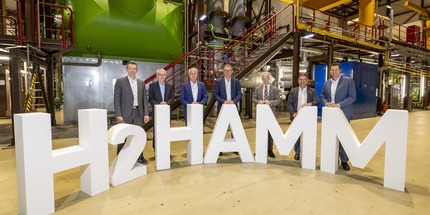 Von links nach rechts: Klaus Horstick (Geschäftsführer Trianel GmbH), Jörg Hegemann (Geschäftsführer Stadtwerke Hamm), Reinhard Bartsch (Geschäftsführer Stadtwerke Hamm GmbH), Dietmar Spohn (Sprecher der Geschäftsführung, Stadtwerke Bochum Holding GmbH), Sven Becker (Sprecher der Geschäftsführung, Trianel GmbH), Marc Herter, (Oberbürgermeister der Stadt Hamm), Thomas Eiskirch (Oberbürgermeister der Stadt Bochum). 